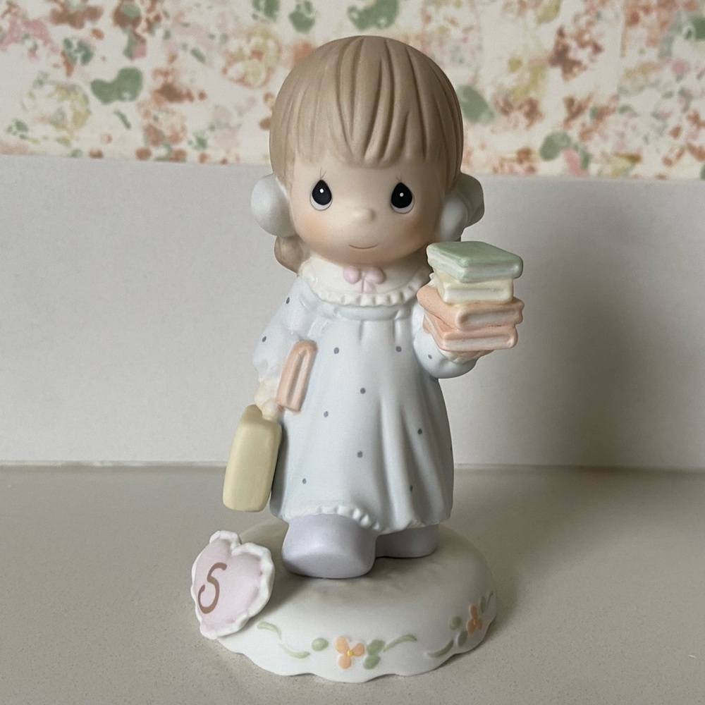 Precious Moments 2001 Growing In Grace/Age 5 136247B Brunette Figurine